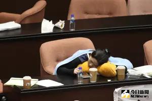 ▲國民黨立委徐巧芯睡在被陳超明抹鼻屎的抱枕上。（圖／NOWnews攝影中心）