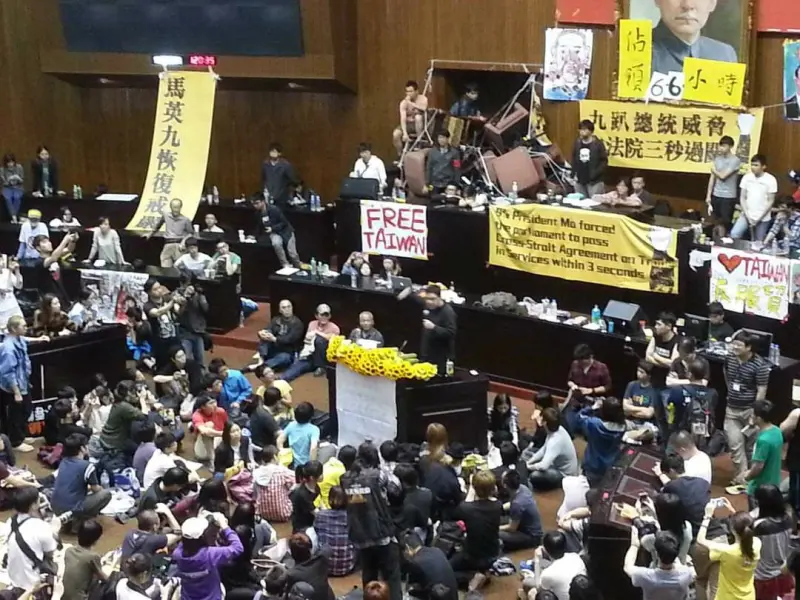 <p>▲2014年太陽花學運立院內聚集不少學運人士。(圖/資料照片)</p>