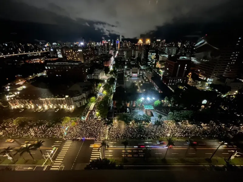 現場喊破1.8萬人！抗議藍白擠爆青島東　外溢中山南空拍照曝光