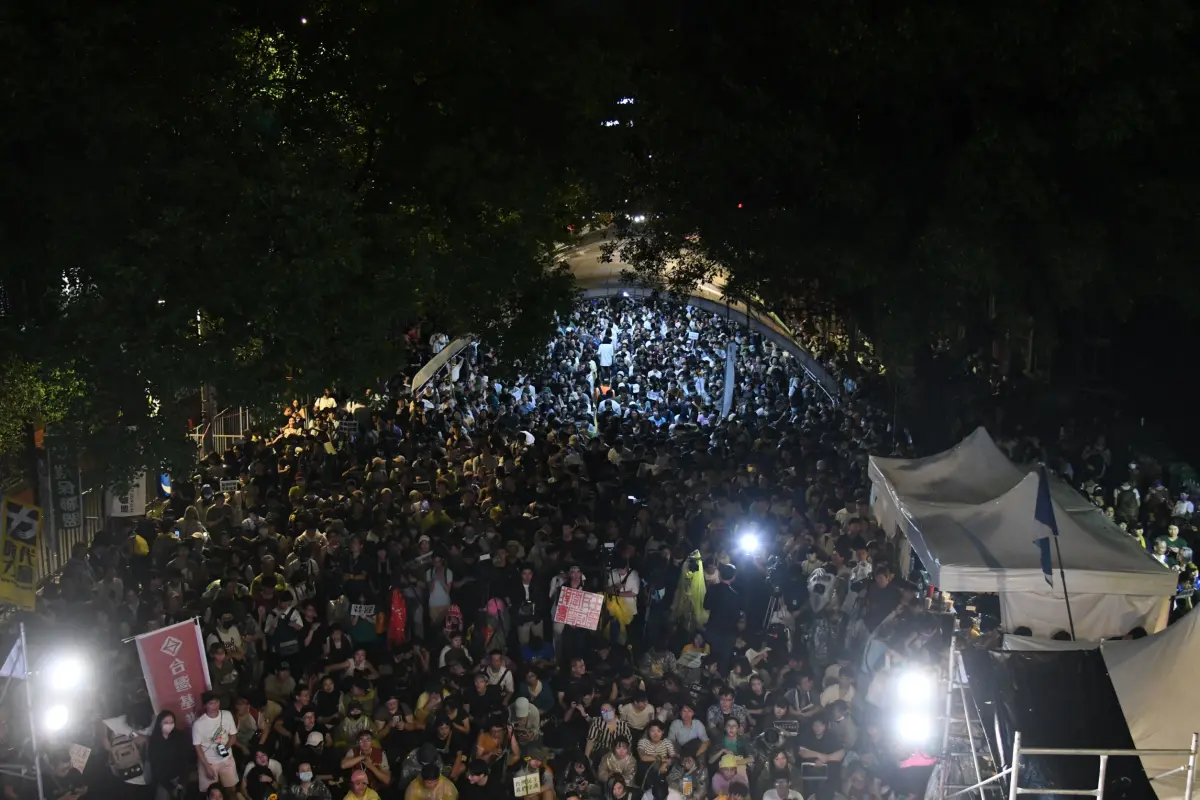 ▲藍白聯手通過國會改革法案修法，大批群眾在立法院抗議。（圖／NOWnews攝影中心）