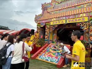 ▲祈安醮會設壇供信眾參香祈福外，也展示道教文物及宗教工藝市集。（圖／記者金武鳳攝，2024.5.21)