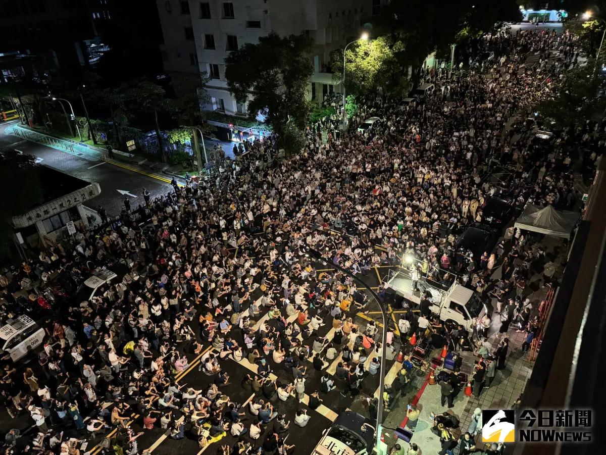 ▲抗議民眾包圍立法院，晚間主辦單位喊出突破3萬人。（圖／記者陳明中攝，2024.05.21）