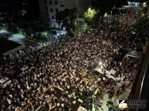 抗議 ▲抗議民眾包圍立法院,晚間主辦單位喊出突破3萬人。(圖/記者陳明中攝,2024.05.21)