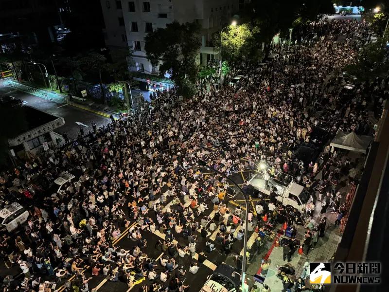 ▲抗議民眾包圍立法院，晚間主辦單位喊出突破3萬人。（圖／記者陳明中攝，2024.05.21）