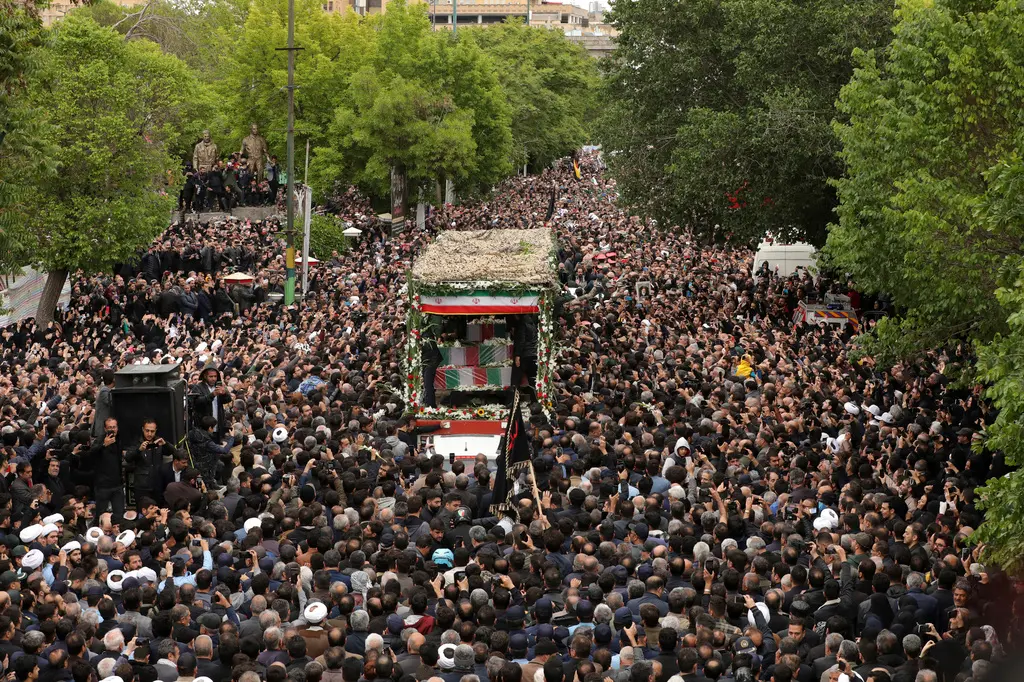 ▲數以萬計的伊朗民眾21日在各地聚集哀悼，向已故總統萊希（Ebrahim Raisi）致上最後的敬意。（圖／美聯社／達志影像）