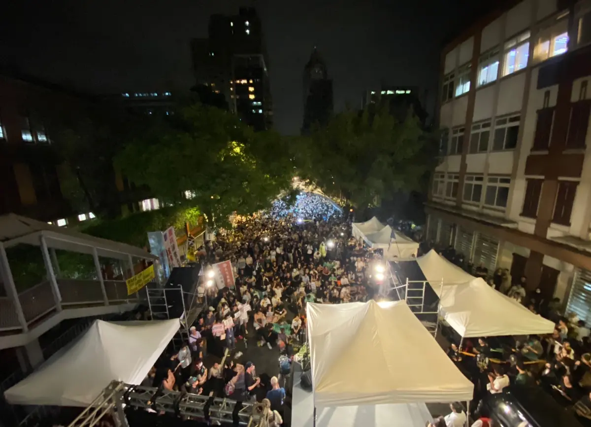 ▲立法院院會昨（24）日續審國民黨團、民眾黨團聯手推出的國會改革法案，藍綠白三方交火，超過10萬人在場外包圍立法院抗議黑箱程序；一名補教老師在IG限動轉發「社運妹最好上了」等言論遭砲轟。（圖／記者陳明中攝，2024.05.21）