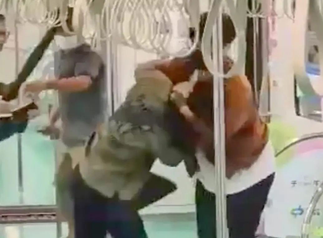 ▲台中捷運21日發生持刀傷人事件，一共造成4名乘客受傷，所幸事發當時許多乘客挺身而出，最後成功將持刀的20歲洪姓犯嫌壓制。（圖/翻攝畫面）