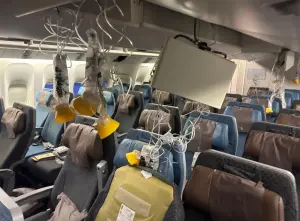 新加坡航空遇亂流1死30傷！乘客被拋飛撞天花板　艙內恐怖畫面曝
