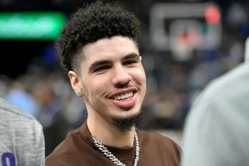 ▲NBA夏洛特黃蜂球星LaMelo Ball被爆料先是狠心拒絕11歲小球迷簽名，還開車碾到球迷的腳導致骨折，球迷母親已提出告訴。（圖／美聯社／達志影像）