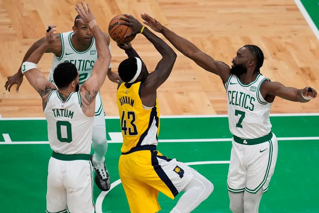 ▲防守端不給罰球是波士頓塞爾提克的防守特點，Jayson Tatum及Jaylen Brown在東區決賽G1打進多記關鍵球，幫助球隊就回比賽。（圖／美聯社／達志影像）