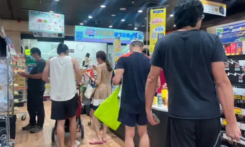 ▲網友近日討論全聯結帳的問題,希望大家在排隊時就準備好APP支付或者現金、錢包,不是到臨櫃才在東摸西摸。(示意圖/記者鍾怡婷攝) ▲網友近日討論全聯結帳的問題,希望大家在排隊時就準備好APP支付或者現金、錢包,不是到臨櫃才在東摸西摸。(示意圖/記者鍾怡婷攝)