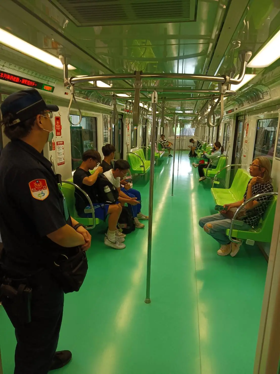 ▲中捷每班列車均安排員警防護　每日上百員交叉巡邏（圖/記者鄧力軍翻攝）