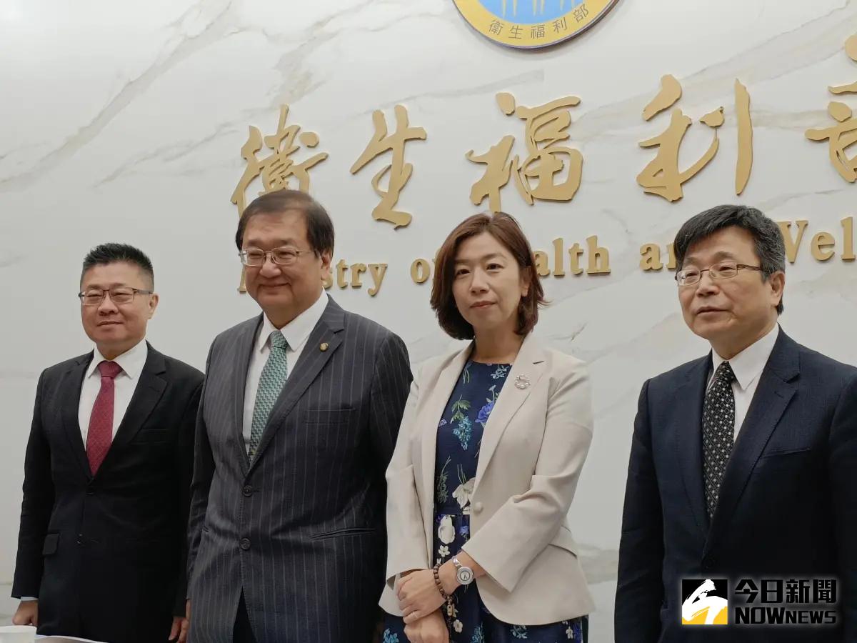 ▲衛福部長邱泰源(左2)與次長林靜儀(右2)、呂建德(左1)、周志浩(右1)等人，在媒體座談會上談及社安網面向。（圖／記者許若茵攝，2024.05.22）