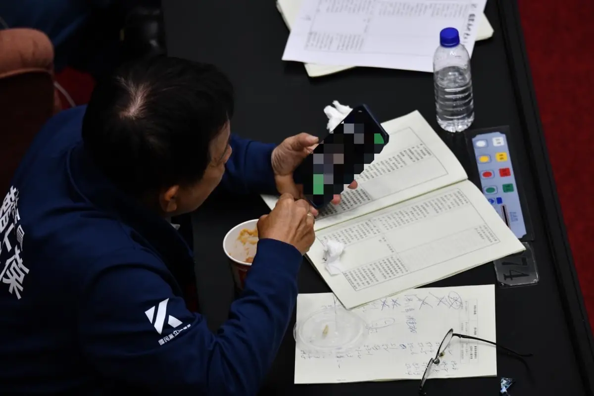 ▲國民黨立委賴士葆手機對話紀錄疑似遭到偷拍。（圖／讀者提供）