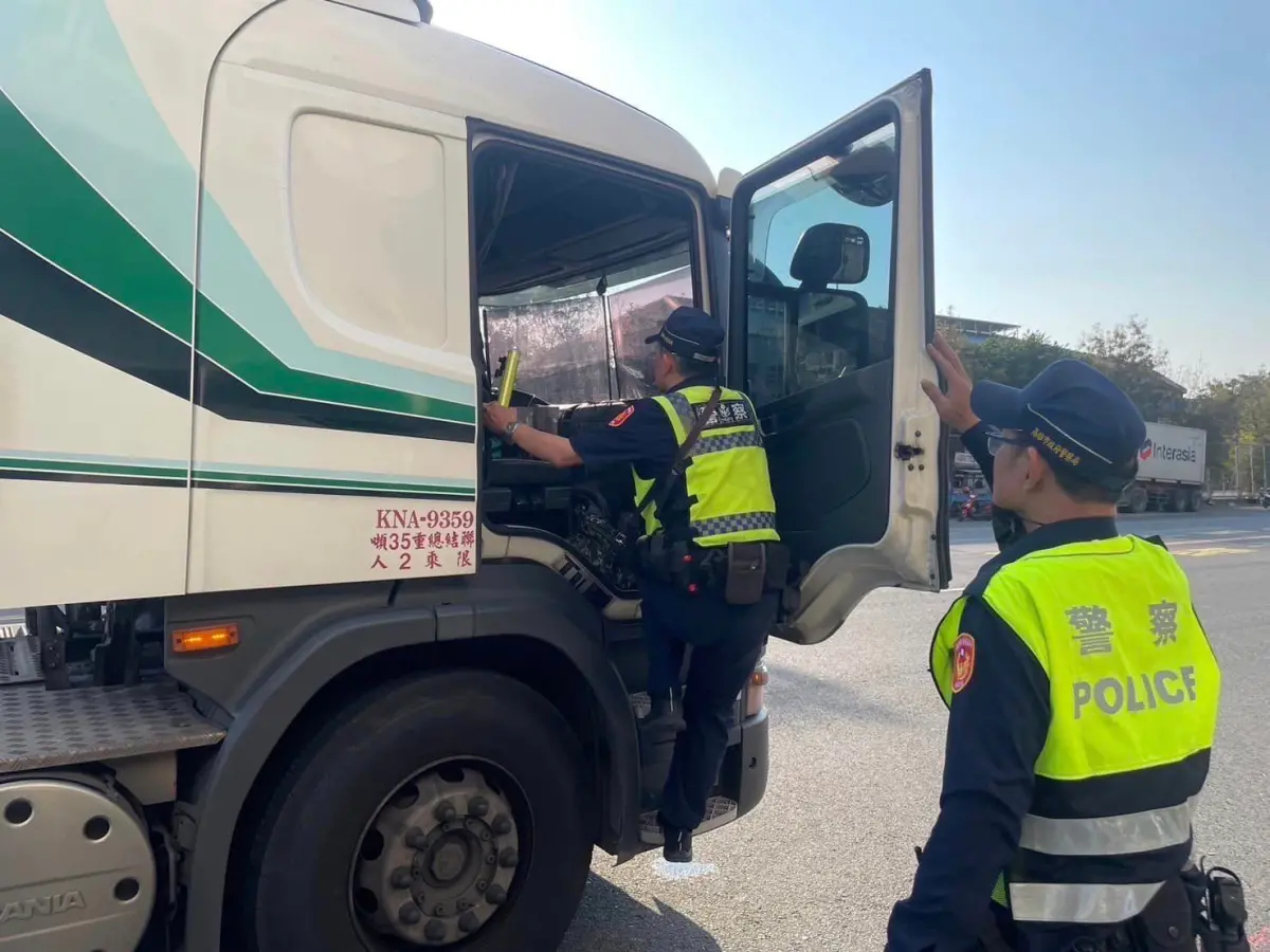 ▲高市警局小港分局針對中山四路及沿海一、二、三路段、漢民路、中林路、金鋁街等路段自20日起展開為期一個月的「取締違規大型車」專案勤務。(圖／小港分局提供)