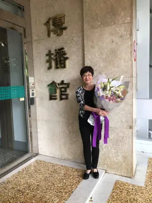 ▲趙雅麗2018年教完最後一堂課,在淡江大學傳播學院門口留影,結束33年教學生涯。(圖/趙雅麗臉書) ▲趙雅麗2018年教完最後一堂課,在淡江大學傳播學院門口留影,結束33年教學生涯。(圖/趙雅麗臉書)