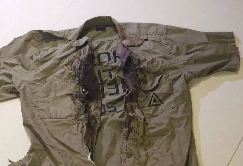 ▲20歲洪姓嫌犯在車廂內亮刀攻擊其他乘客，率先上前壓制的長髮哥「許瑞」，身穿的衣服也破損、沾滿血跡。（圖／翻攝當事人IG）