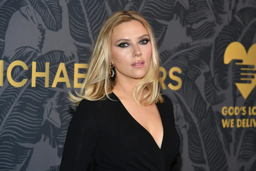 ▲知名聊天機器人ChartGPT的開發商OpenAI，日前推出最新語音AI助手「Sky」，但卻被好萊塢女明星史嘉蕾喬韓森（Scarlett Johansson）質疑聲音和自己過於相似，OpenAI隨後宣布停用Sky的該款聲音。（圖／美聯社／達志影像）