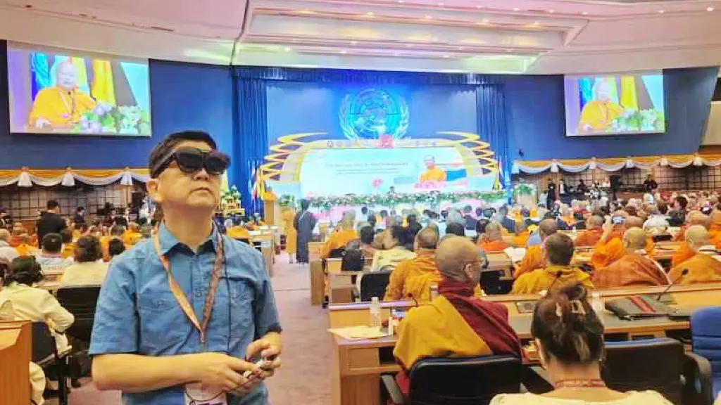 ▲宓雄（左一）策劃聯合國衛塞節佛教數位化展覽。（圖／網龍網絡公司提供）