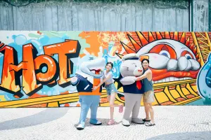 盛夏節目將於香港海洋公園強勢登場,由動感嬉水區和激玩障礙賽,加上遍佈全園的精彩表演,是適合親子遊玩的好去處。(圖/香港旅遊局提供) ▲盛夏節目將於香港海洋公園強勢登場,由動感嬉水區和激玩障礙賽,加上遍佈全園的精彩表演,是適合親子遊玩的好去處。(圖/香港旅遊局提供)