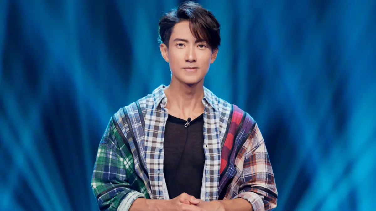 ▲現年44歲的吳尊，近期曬出自己前往網球場練球的影片，不僅半裸上身大秀肌肉，還露出自己曬成黑炭的肌膚，讓粉絲相當驚訝。（圖／吳尊微博）