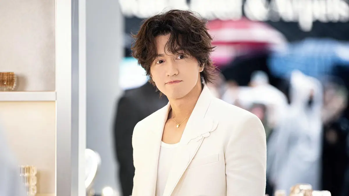 ▲言承旭近期出席品牌活動時，一張「零修圖近照」讓他的皮膚瑕疵全都現形，不少粉絲看完照片後都驚呆，直呼：「原來言承旭已經47歲了。」（圖／翻攝自微博）