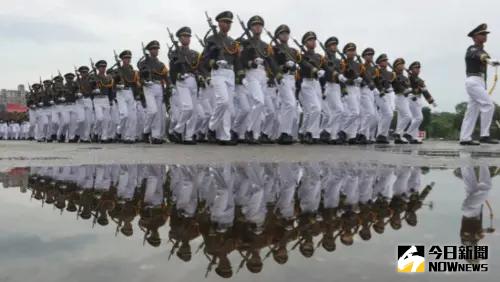 踢正步能表現國軍氣勢！媒體人批顧立雄：沒搞懂革命軍人訓練心法
