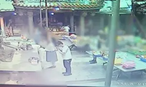 ▲簡男前往地藏庵拜拜、擲筊。(圖/翻攝畫面) ▲簡男前往地藏庵拜拜、擲筊。(圖/翻攝畫面)