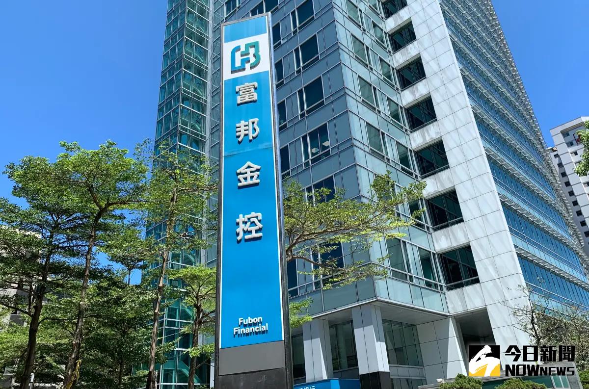 ▲富邦金控今（23）日召開法說會，公布2023年底富邦人壽的隱含價值（EV）9310億元，反映金控每股EV提高至71.5元，今年第1季富邦人壽金融資產未實現餘額也由負轉正。（圖／記者顏真真攝） 