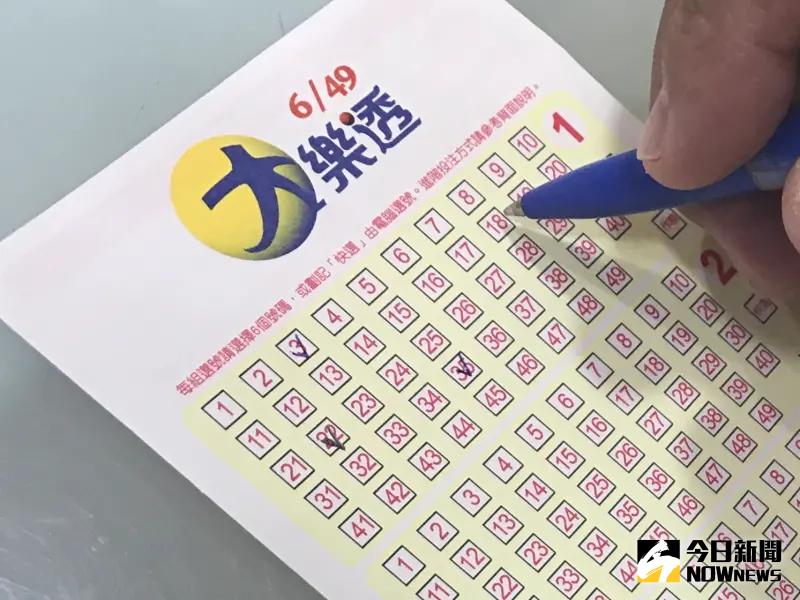 ▲今(2025)年大樂透春節加碼買1注可以對3種獎項,台灣彩券公司也公開去年春節大紅包中獎人買法,還教戰怎麼包牌提高中獎率。(圖/記者顏真真攝)