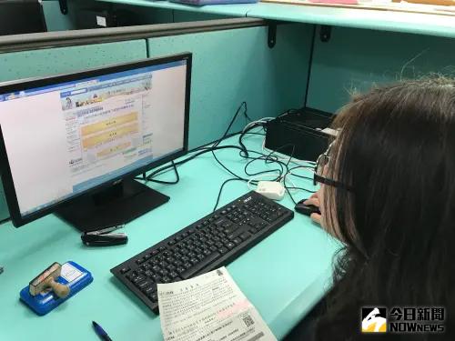 ▲民眾自4月28日起可查詢所得及扣除額資料，網路報稅系統於5月1日正式上線，因適逢勞動節連假，臨櫃服務延至5月4日才提供，建議多利用線上或手機報稅，搭配稅額估算流程完成申報。（圖／NOWNEWS資料照）