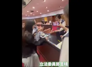 偷表決卡?黃捷認了「有拿走」 女綠委圍攻徐欣瑩!驚悚畫面曝光
