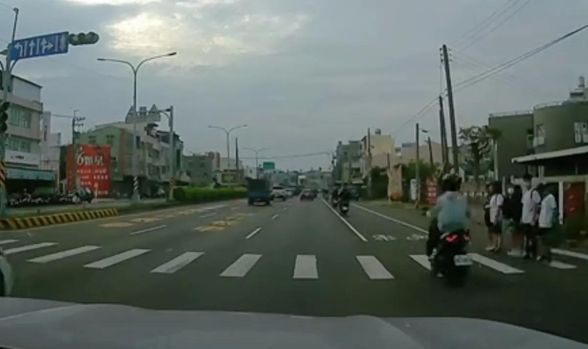 ▲近日有網友行經高雄某路段，發現有6名國中生停在閃黃燈路口準備過馬路，結果並未獲得禮讓，在斑馬線罰站長達33秒。（圖／YT@WoWtchout地圖型行車影像分享平台）