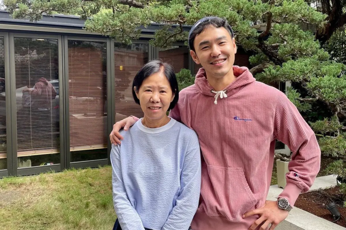 ▲阮經天（右）媽媽傳出因病離世，當天也正是他憑《周處除三害》拿下一座影帝殊榮，經紀公司證實：「請給他空間。」（圖／阮經天IG）