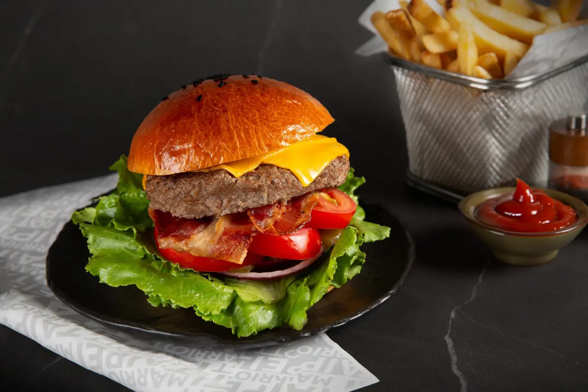 ▲台北萬豪酒店於5月24日至6月21日期間推出「豪享吃堡」活動，享指定漢堡、生啤酒買一送一優惠。(圖／台北萬豪提供)