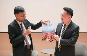 印度台北協會葉達夫會長贈送書籍《India:Exotic Destination》予市府,書籍展現印度的寺廟、山岳、歷史古蹟等迷人風情的名勝景點(右一為桃園市副市長蘇俊賓)。 ▲印度台北協會葉達夫會長贈送書籍《India:Exotic Destination》予市府,書籍展現印度的寺廟、山岳、歷史古蹟等迷人風情的名勝景點(右一為桃園市副市長蘇俊賓)。(圖/品牌提供)