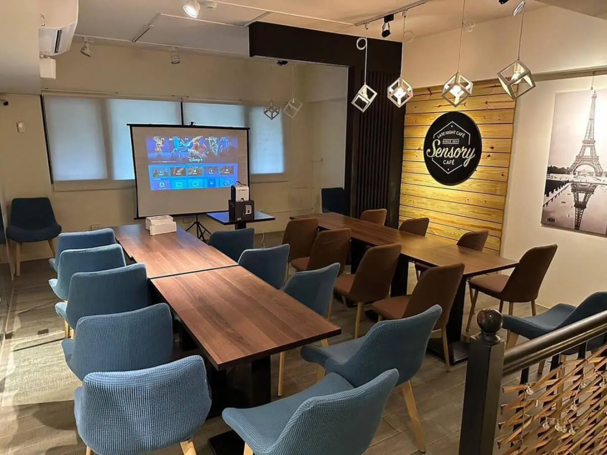 ▲高雄咖啡廳｜從下午營業到凌晨，深受街坊愛戴的深夜咖啡廳「新銳咖啡」