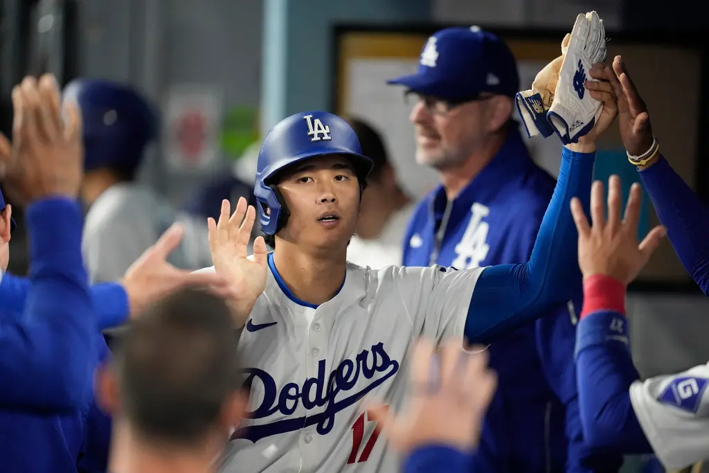 ▲洛杉磯道奇隊日籍球星大谷翔平，近日在比賽開始前，都會和教練群擺出獨特的準備姿勢，靈感竟是來自日本知名動畫「龍貓」。（圖／美聯社／達志影像）