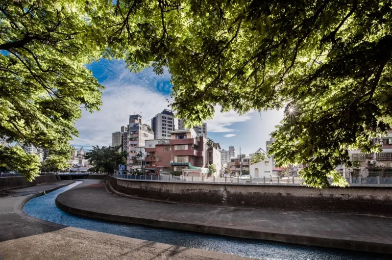 ▲「鉅日若谷」落點巧妙,東側在麻園頭溪畔,還對著存中街綠園道。(圖/品牌提供)