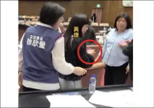 真相大白!韓國瑜為何堅持舉手表決 原來是黃捷帶頭偷藍委表決卡