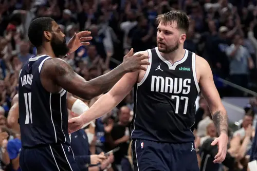 獨行俠Luka Doncic 過去5場比賽有4次大三元,創下超罕見紀錄。 ▲ NBA達拉斯獨行俠雙星組合Kyrie Irving(左)和Luka Doncic(右),有望成為史上最強二人組。(圖/美聯社/達志影像)