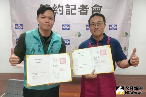 崁頂鄉長廖國富(左)與全聯代表簽約,預計6月底動工明年底正式營運 ▲崁頂鄉長廖國富(左)與全聯代表簽約,預計6月底動工明年底正式營運。(圖/記者莊全成攝,2024.05.23)