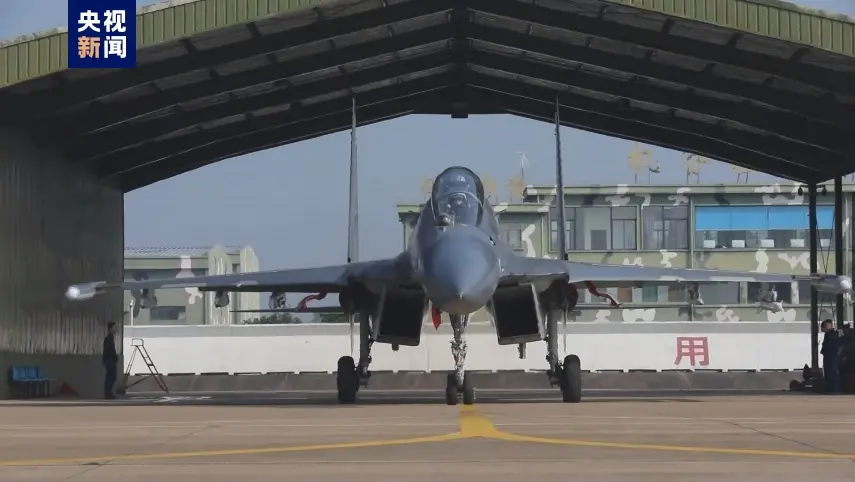 ▲中國解放軍今（23）日宣布於今早7點45分開始進行大規模環台軍演，中國官媒《央視》曝光現場畫面，可以看見共軍出動數十架次戰機進行「環島戰巡」，且編組滿掛實彈。（圖／翻攝自央視新聞）