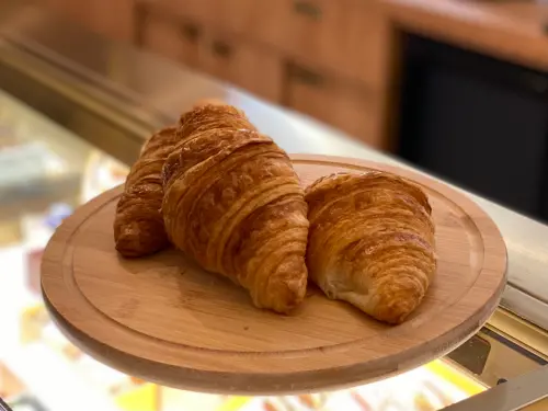 兩家店也限量供應Café PIERRE HERMÉ PARIS本就相當受到歡迎的酥鬆多層次的法式正宗可頌。(圖/Café PIERRE HERMÉ PARIS提供) ▲兩家店也限量供應Café PIERRE HERMÉ PARIS本就相當受到歡迎的酥鬆多層次的法式正宗可頌。(圖/Café PIERRE HERMÉ PARIS提供)