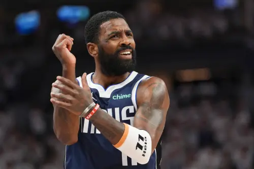 ▲前NBA球星Gilbert Arenas警告明尼蘇達灰狼,Anthony Edwards賽前向Kyrie Irving烙狠話,可能將讓他開啟全力模式應戰。(圖/美聯社/達志影像) ▲NBA球星Kyrie Irving仍有幾年的巔峰期,獨行俠必須把握住機會。(圖/美聯社/達志影像)