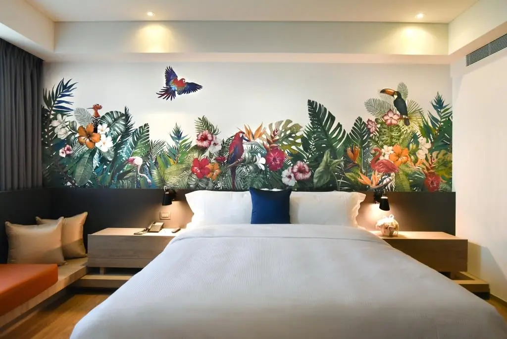 ▲高雄市旅行公會國際旅展將於明（24）日開展，捷絲旅將推出人氣聯合住宿券，每張3000元，憑一張住宿券享入住高雄站前館豪華客房(如照片)，週日至週四享免費升等捷絲旅家庭房，等於每人每晚最低只要750元。（圖／捷絲旅提供）