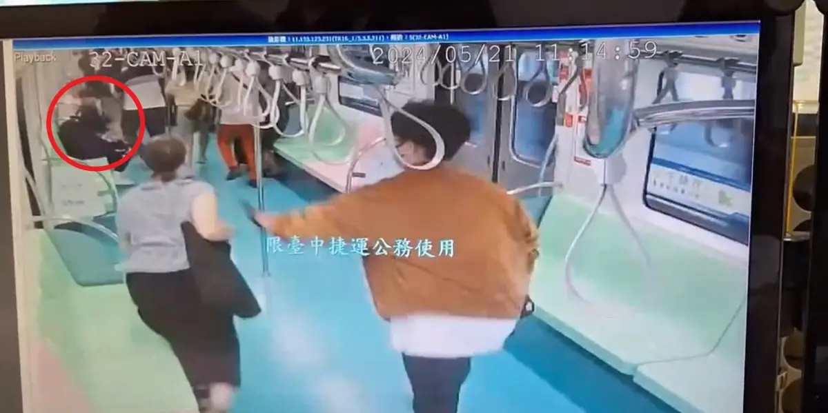 ▲一名就讀護專的20歲洪姓男子攜刀在車廂內砍人，其中呂姓高中生因逃跑不及身中3刀送醫。（圖／翻攝畫面）