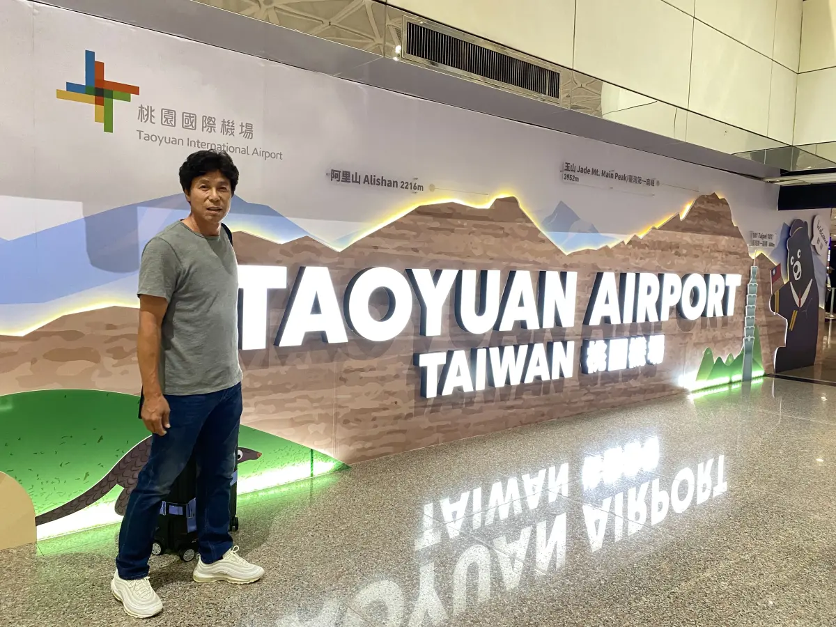 ▲日職名將秋山幸二抵達桃園機場，受到大批球迷歡迎，過去他開轟後的招牌後空翻，讓球迷印象深刻。（圖／富邦提供）