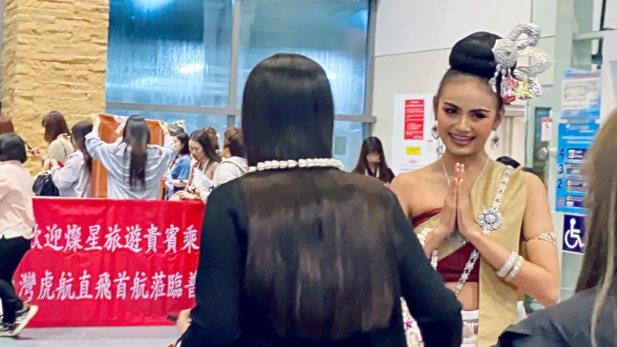 ▲泰國當地導遊小蘭分享，走在泰國幾乎見人就說的「你好」泰文「薩瓦迪卡」，其實是女生專屬用語，男生講「薩瓦迪卡」可是會被誤以為是第三性別「人妖」。真相揭開，教大家怎麼說才正確。（圖／記者蕭涵云攝）