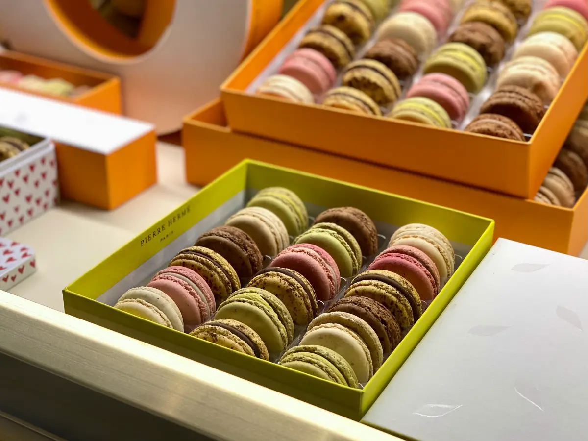 ▲以馬卡龍享譽國際的甜點品牌Café PIERRE HERMÉ PARIS為全新概念咖啡廳，今天台北店於台北晶華酒店B1正式開幕，也將提供限定口味。（圖／記者葉盛耀攝）